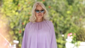 Pamela Anderson’s Stunning Autumn Look in Unexpected Color – Chic from Head to Toe