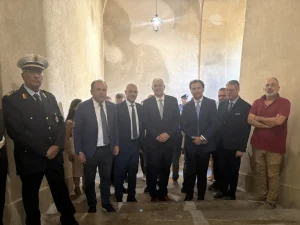 Incontro a Sciacca: Commissario Ue Pesca dialoga con marineria e istituzioni. Video disponibile.