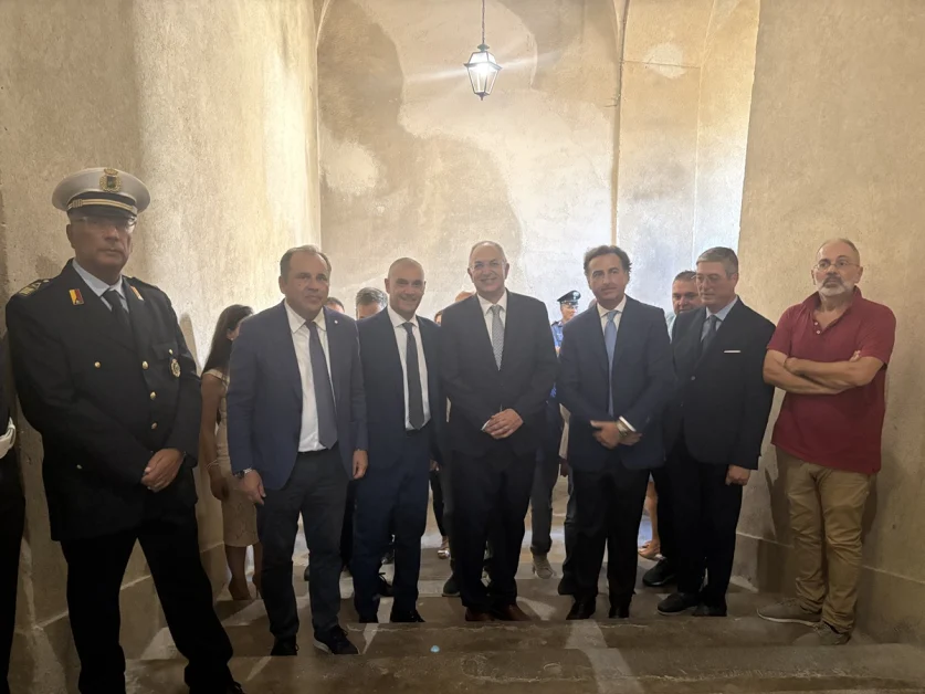 Incontro a Sciacca: Commissario Ue Pesca dialoga con marineria e istituzioni. Video disponibile.