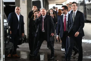 Gli inviati Usa Witkoff e Kushner sono giunti a Kiev. Zelensky “Pronti per i colloqui, Ucraina costruttiva ma serve una pace dignitosa”