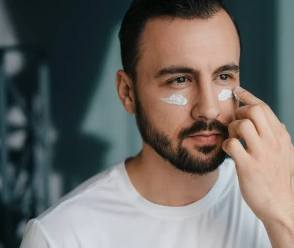 Uomini, la pelle cambia dopo i 40: la nuova routine beauty che vale la pena conoscere