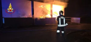Diversi incendi nella notte nel Nuorese, distrutti due capannoni