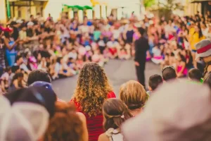 Studenti protestano contro precarietà e riarmo davanti al ministero dell’Istruzione: diritto allo studio minacciato.