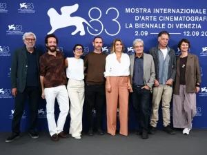 A Venezia 83 Toni Servillo è nonno nello scherzo irresistibile di Mario Martone