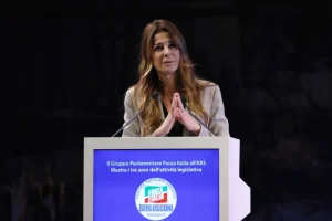 Foto ritoccata di Matilde Siracusano, bufera su Vannacci. Il leader di Futuro Nazionale si difende: “Cercare meglio a chi rivolgere le accuse…”