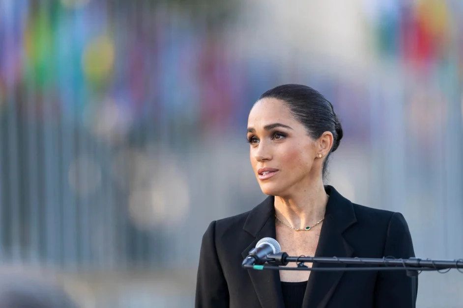Harry e Meghan cambiano scuola ai figli per motivi di sicurezza: numero telefonico trapelato.