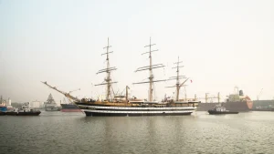 La Nave Amerigo Vespucci in arrivo a Napoli in occasione dell’America’s Cup
