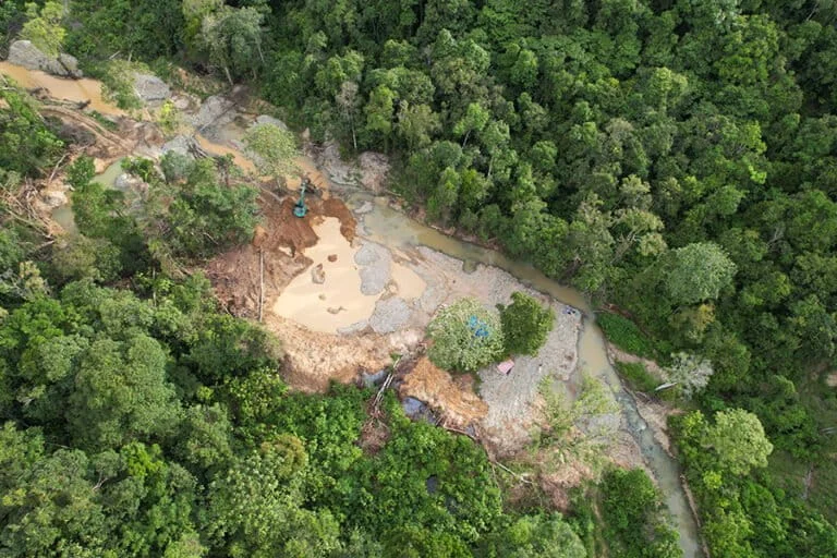 Mining illegali in corso ad Aceh, Indonesia, nonostante crackdown del governo: situazione preoccupante.
