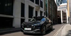 Uber lancia i robotaxi prima di Waymo a Londra: rivoluzione dei trasporti urbani.
