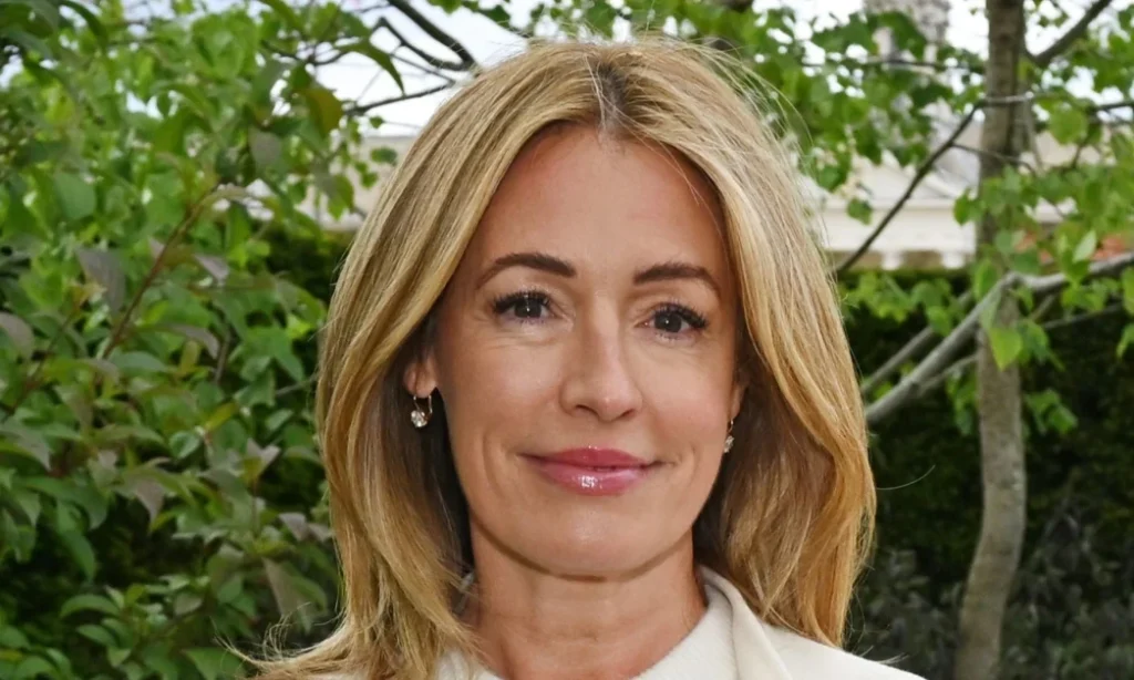 Cat Deeley’s casual weekend look: barrel-leg jeans, graphic sweatshirt, and sandals.