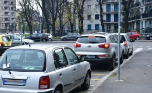 Rabbino della comunità ebraica di Milano aggredito da tre sconosciuti alla fermata dell’autobus. Meloni “Episodio vile”