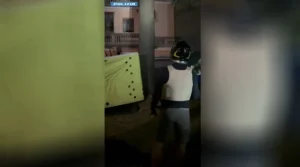 Si barrica sul tetto di un’abitazione a Bergamo, arrestato dopo ore di negoziazione / Video