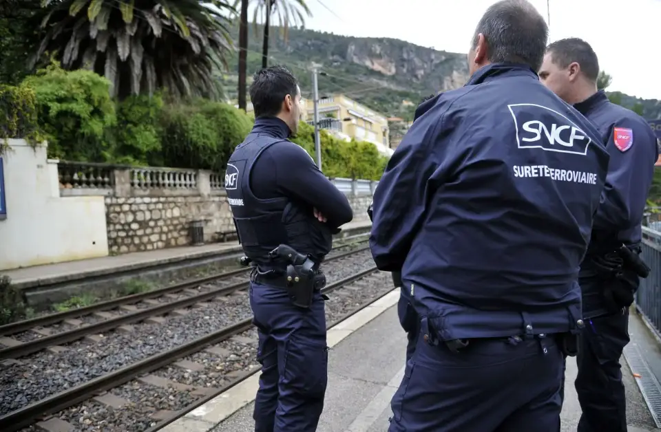 Treno deraglia in Normandia, 44 feriti. Prende corpo l’ipotesi sabotaggio