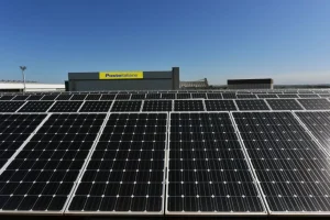 Poste Italiane supera quota 1.000 impianti fotovoltaici nel primo semestre 2026.
