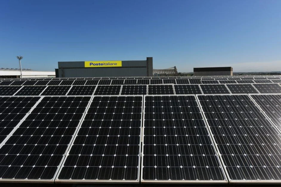 Poste Italiane supera quota 1.000 impianti fotovoltaici nel primo semestre 2026.
