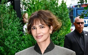 Halle Berry’s chic blazer, jeans and heels look: a lesson in effortless style.
