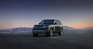 Il nuovo EV Range Rover assomiglia al classico modello, un mix di tradizione e innovazione.