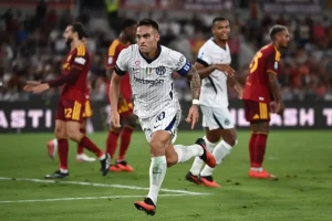 L’Inter rimonta due gol alla Roma e lo scontro al vertice finisce 2-2, doppiette di Koné e Lautaro