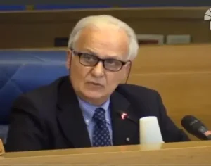 Studenti violenti: famiglie assenti, scuole intervengono con educazione, psicologia e docenti specialisti.
