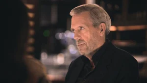 Hugh Laurie brillante come sempre in “The Wanted Man” nella sua performance magistrale.