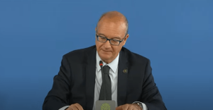 Alunni stranieri, Valditara critica opposizione e femministe per problemi legati al niqab.