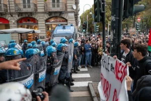 Tensioni a Torino al corteo di protesta contro il convegno di Vannacci, lancio di uova verso le forze dell’ordine