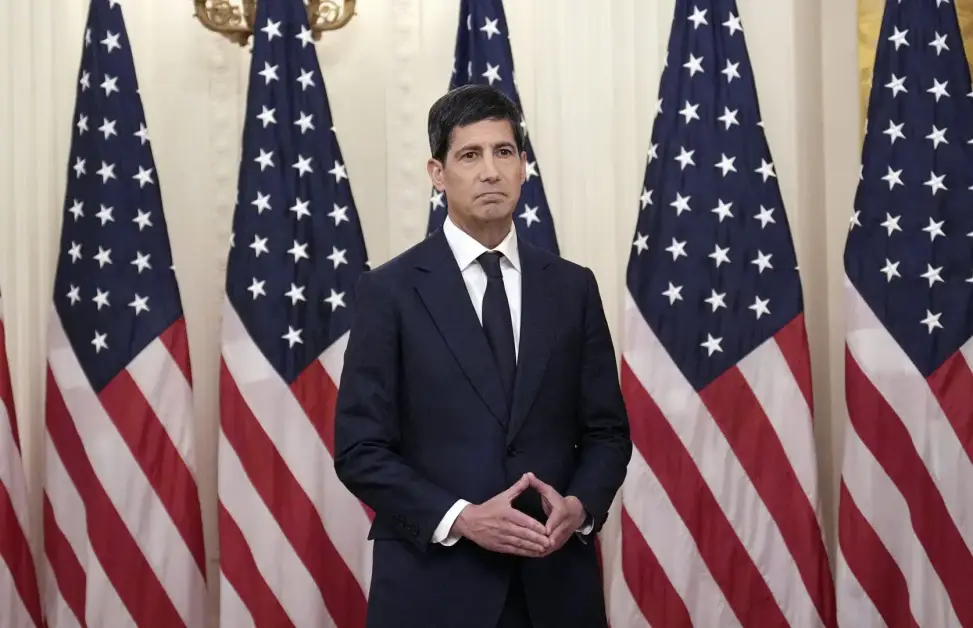 La Fed alza tassi di 0,25%: Warsh sfida Trump per combattere l’inflazione