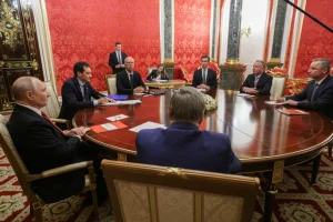 Putin ordina lo stop agli attacchi sull’Ucraina per tre giorni: “Non di più”. Gli inviati Usa Witkoff e Kushner a Mosca