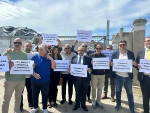 Campania, flashmob a sorpresa del centrodestra davanti al sito delle ecoballe a Giugliano: “Regione immobile”
