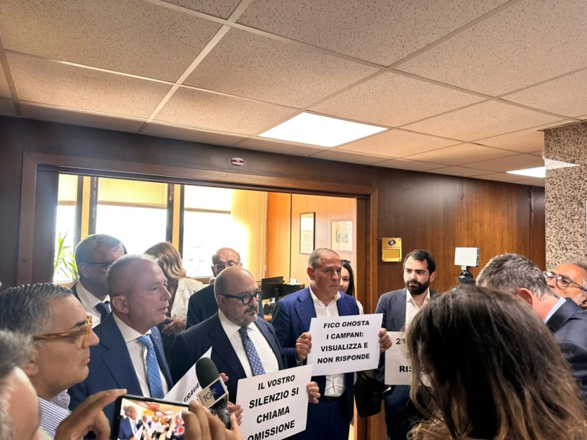 Campania, protesta del centrodestra in Regione: “Mancano le risposte alle interrogazioni”