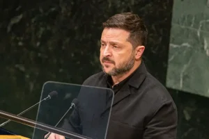 Zelensky “Putin va fermato, bisogna colpire le finanze russe”