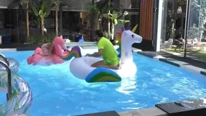 Alex Belli scatenato in piscina, momento top al Grande Fratello Vip 2026