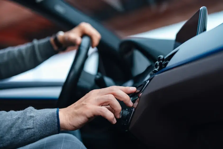 Obbligo per i produttori di auto americani di includere la radio AM senza costi aggiuntivi.
Titolo: “Nuova regola per le automobili USA: AM radio inclusa gratuitamente”