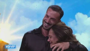 Grande Fratello Vip 2026, Andreas Muller: il successo grazie a suo fratello, emozione con mamma | Video Mediaset