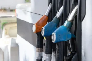 Carburanti: rialzo deciso prezzi benzina e diesel su tutta la rete distribuzione