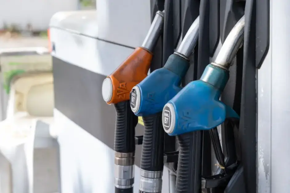 Carburanti: rialzo deciso prezzi benzina e diesel su tutta la rete distribuzione