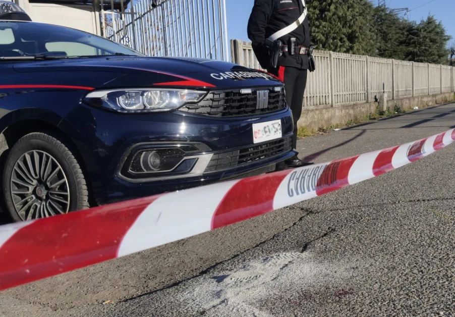 Tragedia nel Savonese: 60enne spara e uccide moglie e figlio, poi si suicida