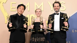 Emmy 2026: successo di “Widow’s Bay”, “The Pitt” e “Pluribus” tra i vincitori.