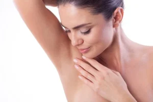 Cura delle ascelle, una parte del corpo da non trascurare: tutti i gesti per una pelle bella e sana
