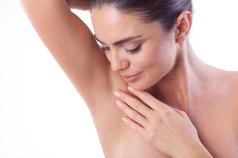 Cura delle ascelle, una parte del corpo da non trascurare: tutti i gesti per una pelle bella e sana