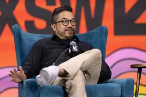 Garry Tan di Y Combinator vuole laboratori AI aperti negli USA per sviluppare modelli all’avanguardia.