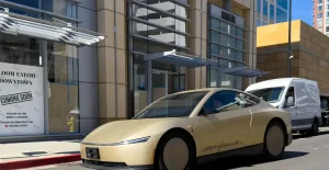 Il lancio sorprendentemente tranquillo di Tesla Cybercab: innovazione senza clamore.