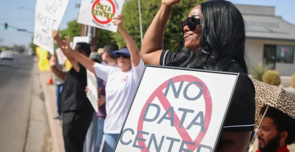 Regole più severe in California per l’uso di energia e acqua nei data center di intelligenza artificiale.
Titolo: “California: nuove regole per risparmiare energia e acqua nei data center di intelligenza artificiale.”