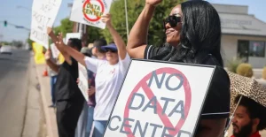 Regole più severe in California per l’uso di energia e acqua nei data center di intelligenza artificiale.
Titolo: “California: nuove regole per risparmiare energia e acqua nei data center di intelligenza artificiale.”