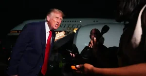 Trump si spinge oltre sui divieti ai giornalisti, minacciata la libertà di espressione.