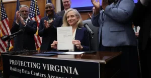 Il governatore della Virginia nomina un task force per l’IA e limita i data center
Titolo: “Governatore della Virginia crea task force per l’IA e regola data center”