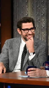 Il 20 ottobre 1979 nasce John Krasinski, destinato a diventare uno dei volti più riconoscibili della televisione e del cinema americano contemporaneo