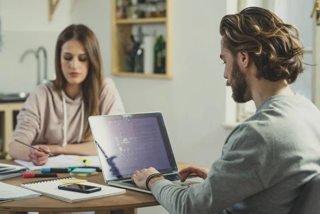 Lavorare con il partner non è sempre una buona idea: quando amore e lavoro entrano in conflitto