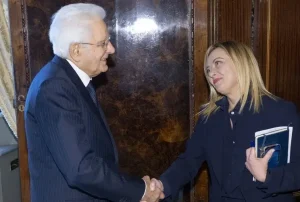Meloni attacca Mattarella per circolari sui minori stranieri. Percentuale iscritti non italiani aumentata drasticamente.