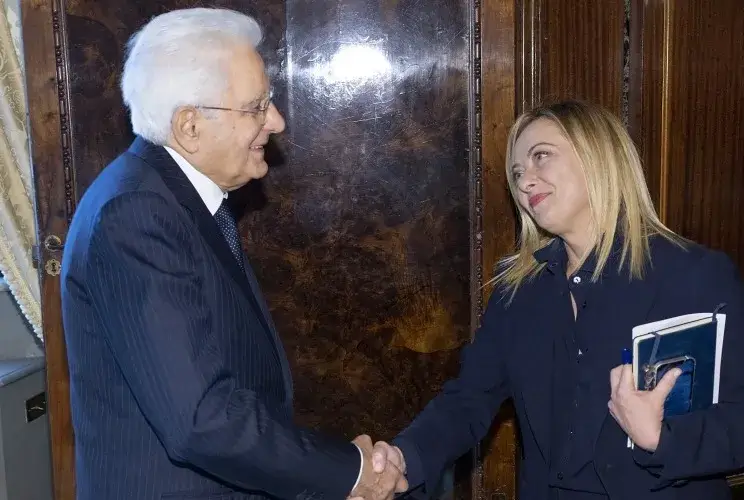 Meloni attacca Mattarella per circolari sui minori stranieri. Percentuale iscritti non italiani aumentata drasticamente.